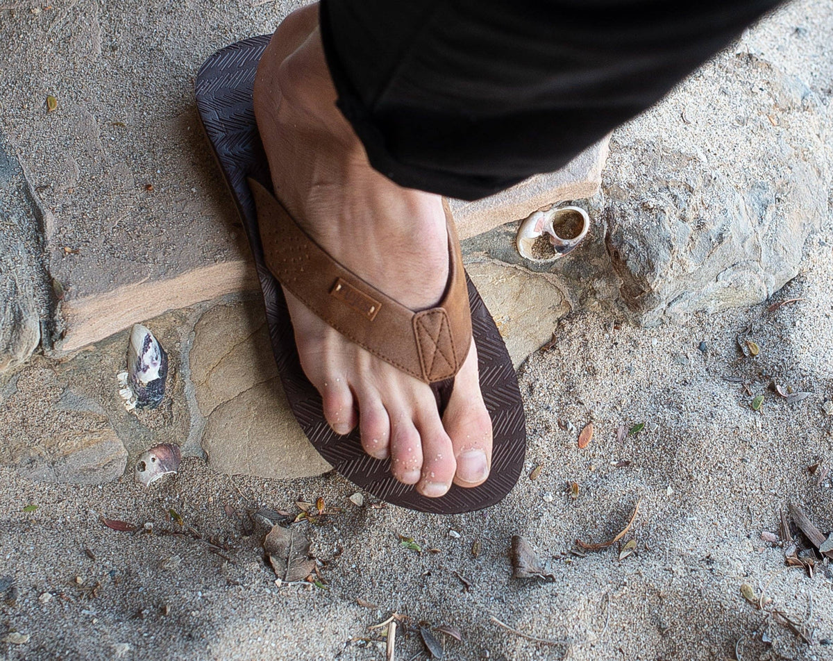 Fiji — Men's Sandal: Brown/Gum / 11